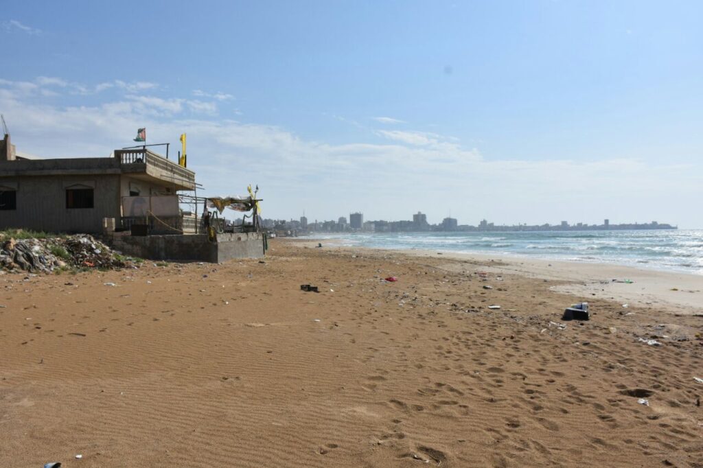 أحد المنازل المحاذية لشاطئ جلّ البحر في منطقة صور جنوب لبنان ( بعدسة محمد فيصل محمود).