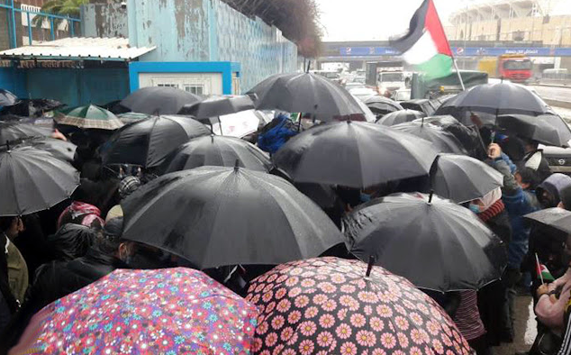 النازحون من سوريا يطالبون لازاريني بالترجع عن تقليص المساعدات