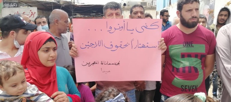 النازحون الفلسطينيون من سوريا يحتجون على تأخير صرف المساعدات