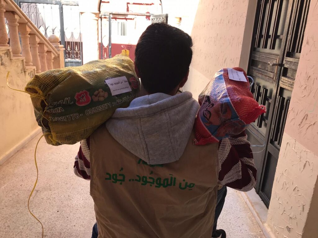 مبادرون توزع حصصا تموينية في برج الشمالي