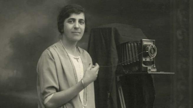 صور عبود تحتفي بفلسطينيات الزمن الماضي