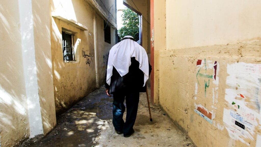 بدر يطالب منظمة التحرير بدور أكبر في مساعدة المهجرين من سوريا