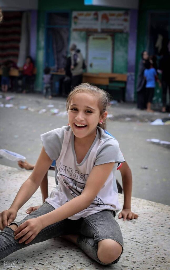 طفلة في أحد مراكز الايواء في غزة (بعدسة شرف كيلاني)