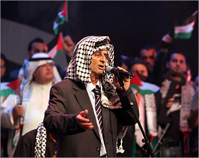 السنديانة التي قاومت الموت بالغناء لفلسطين