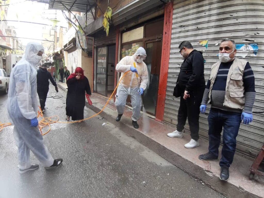 “المشتركة” و “الهلال” يحثان أهالي عين الحلوة على البقاء في بيوتهم
