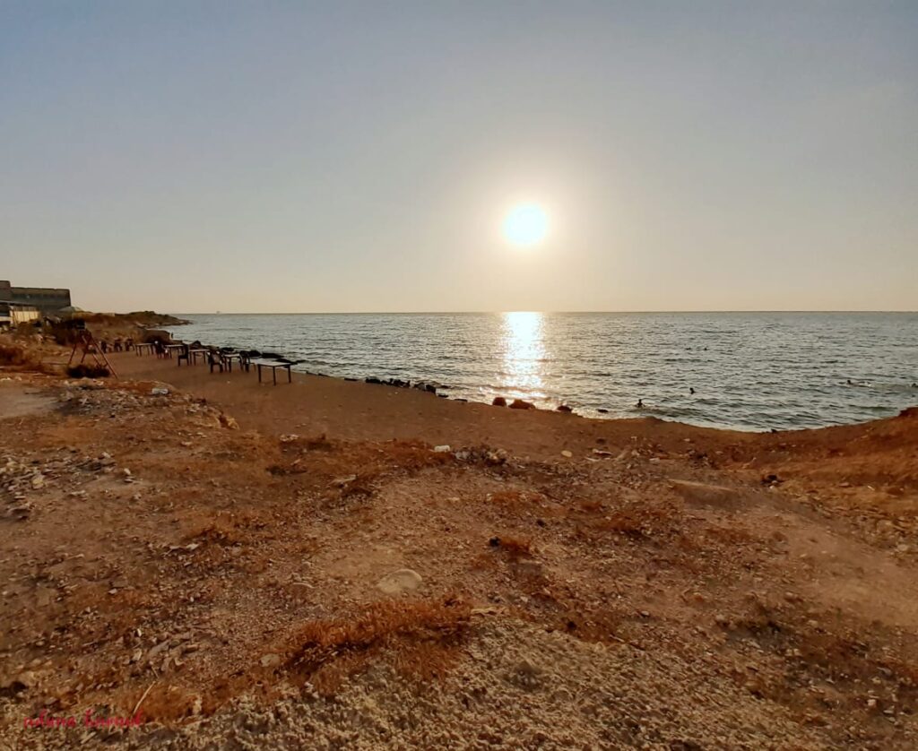 الغروب على شاطىء الدامون في مخيم نهر البارد للاجئين الفلسطينيين في طرابلس، شمال لبنان (بعدسة عدنان الحمد)