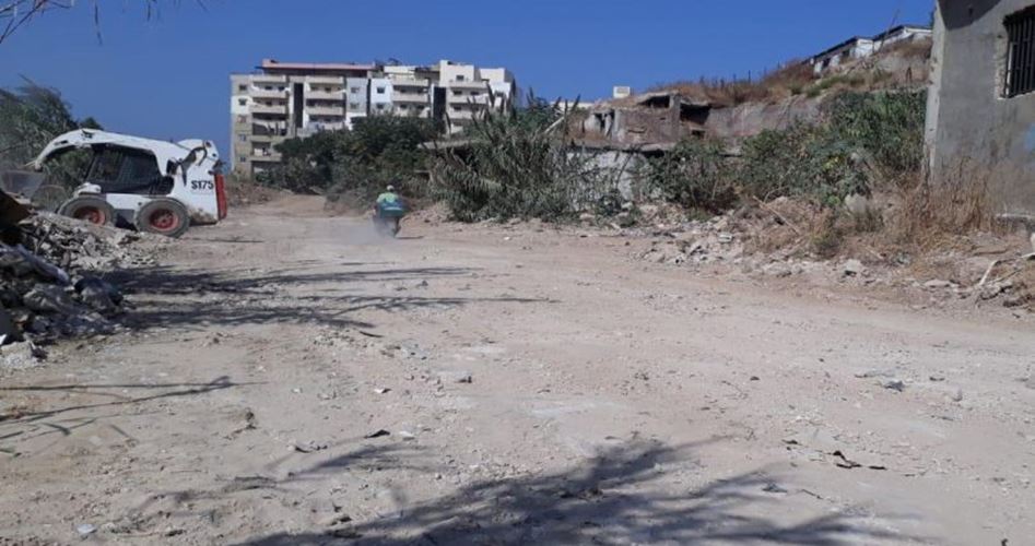 حماس ترمم طريقا في نهر البارد من تبرعات غزة