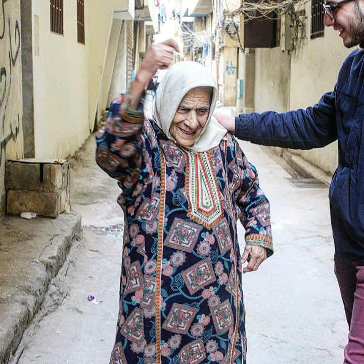 هُجرت الحجة أم خليل من بلدتها شفا عمرو في فلسطين وهي في الثانية عشرة من عمرها، وتقيم حاليا في حارة شفا عمرو في مخيم البداوي في طرابلس، شمال لبنان. تؤكد أم خليل أنها سترقص الدبكة ان أُتيحت لها الفرصة بالعودة الى بلدتها في فلسطين (بعدسة آمنة الأشقر)