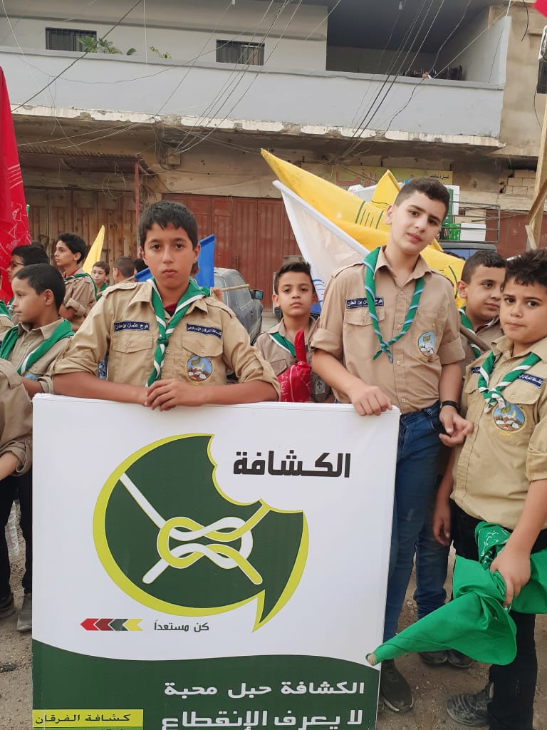 أعضاء في كشافة الفرقان بعد أحد عروضها الكشفية في مخيم نهر البارد للاجئين الفلسطينيين في طرابلس، شمال لبنان (بعدسة عدنان الحمد)