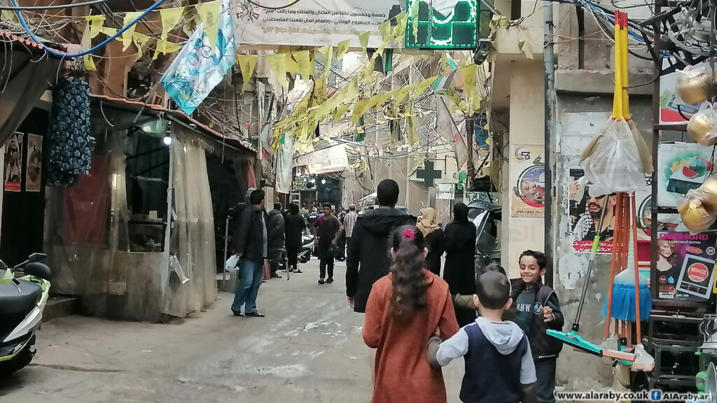 الشعبية توزع أحذية للأطفال في برج البراجنة