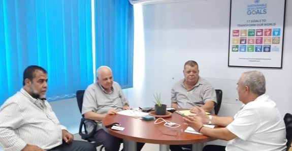 عوض يطالب الأونروا بفتح باب الأمان الاجتماعي