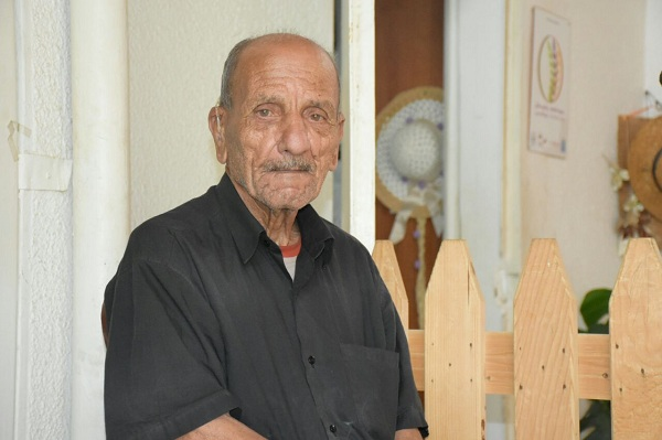 الحاج عطيه أحمد محمد مواليد 1945 ، فلسطيني من كفر عناد مقيم في مخيم الرشيدية وهوه أحد مسنين سنابل في المخيم (بعدسة محمد فيصل محمود) .