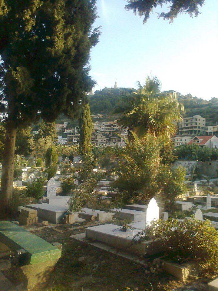 مقبرة مخيم عين الحلوة في صيدا جنوب لبنان (بعدسة رشا حيدر)