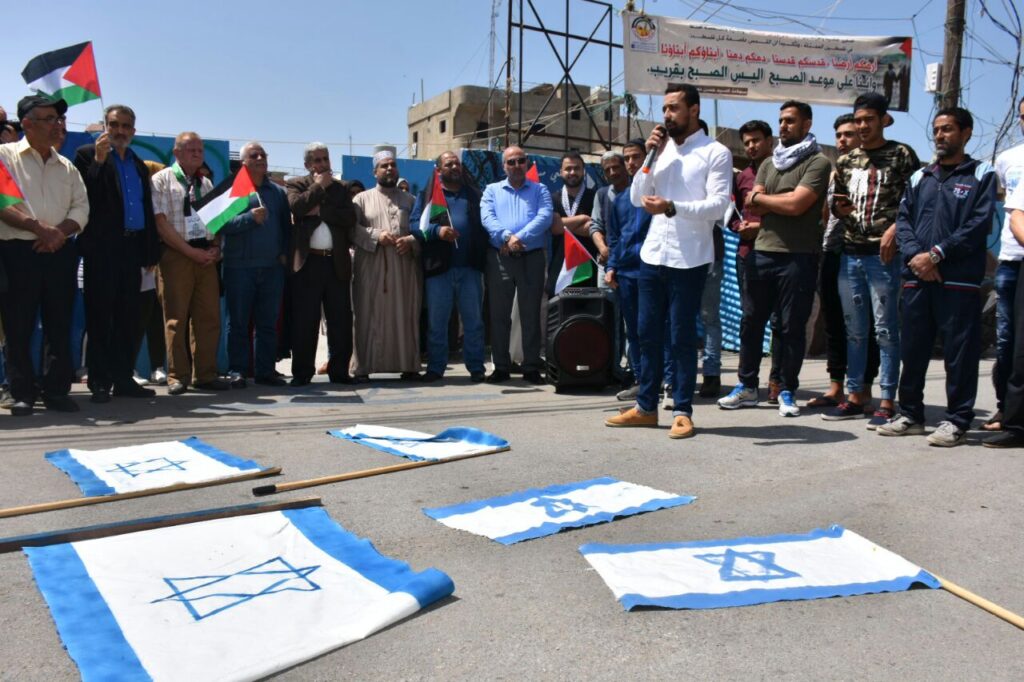 خيمة اعتصام واحراق الاعلام الاسرائيلية في مخيمات لبنان