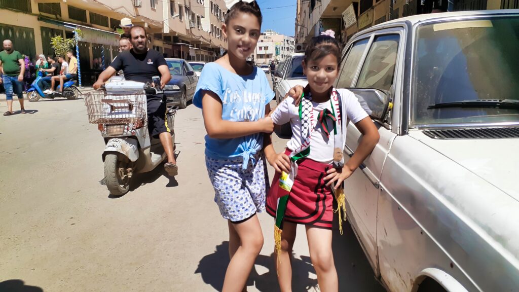 طفلتان من مخيم نهر البارد للاجئين الفلسطينيين تبتسمان لعدسة شبابيك في المخيم (بعدسة عدنان الحمد)