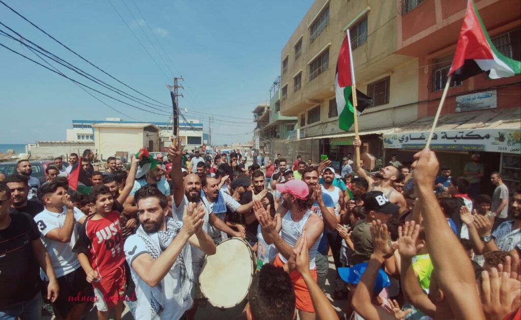 مسرة احتجاجية في مخيم نهر البارد للاجئين الفلسطينيين حيث تعم الاحتجاجات المخيمات الفلسطينية في لبنان تنديدا باجراءات وزارة العمل اللبنانية بحق العمال الفلسطينيين (بعدسة عدنان الحمد)