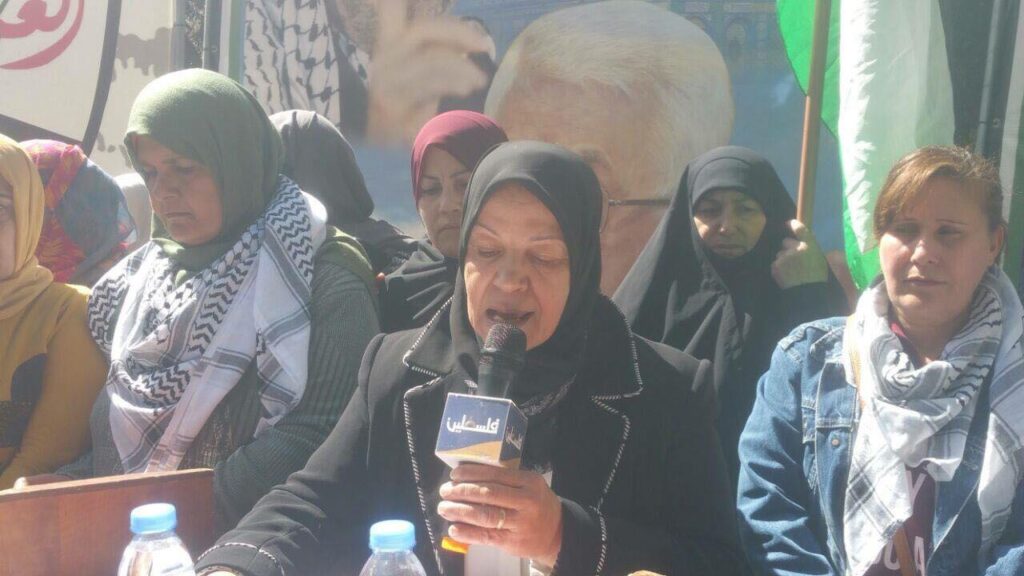 رفض السياسة الامريكية يطغي على احتفالات البص بيوم المرأة