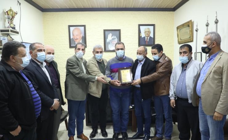 اللجان تكرم أبو العينين