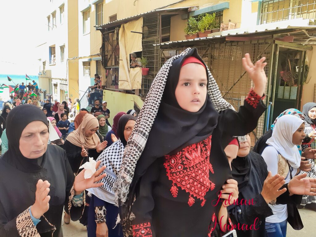 طفلة في الزي الوطني الفلسطيني في مسيرة احتجاجية في مخيم نهر البارد ضد اجراءات وزارة العمل اللبنانية بحق العمال الفلسطينيين (بعدسة عدنان الحمد)