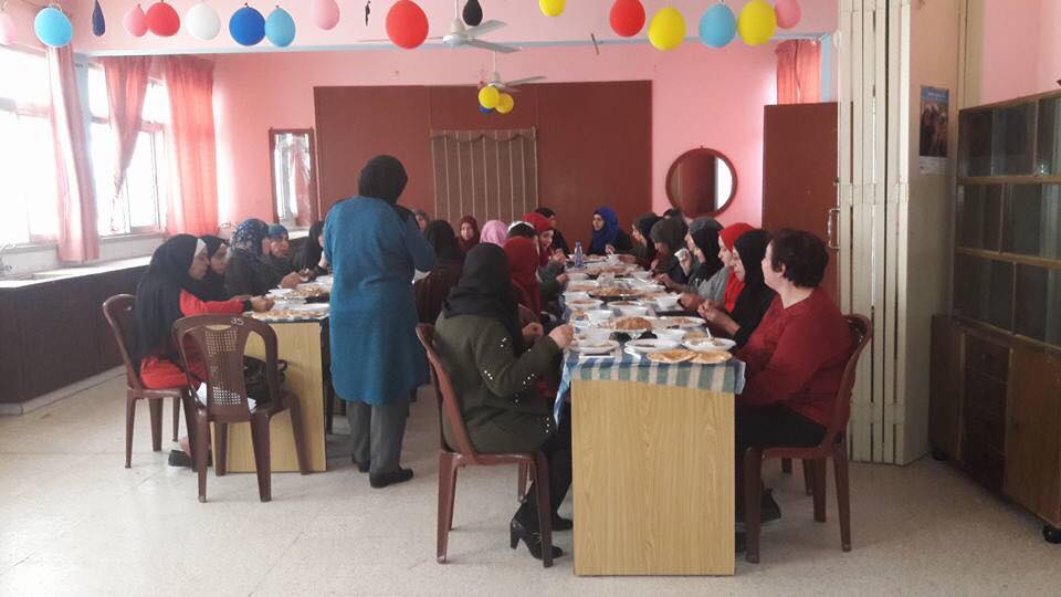 خدمات تجميلية لنساء عين الحلوة بمناسبة الثامن من اذار