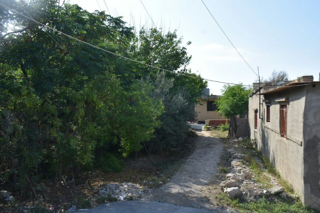 أحد منازل تجمع جلّ البحر الواقع على أطراف شاطئ صور جنوب لبنان (بعدسة محمد فيصل محمود)