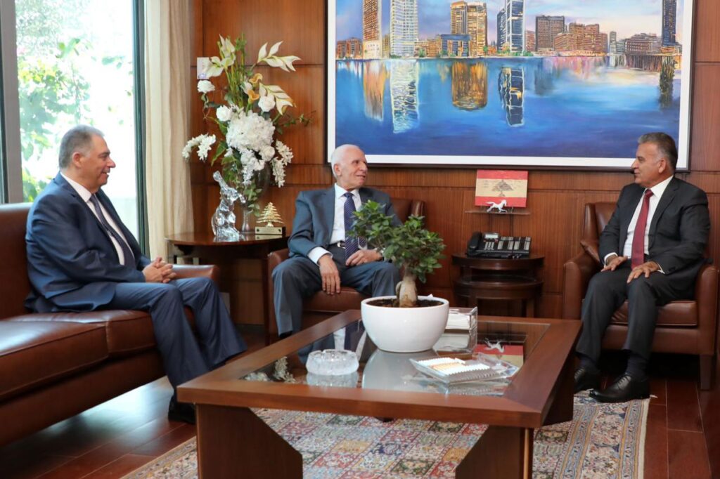 الأحمد يبحث أوضاع المخيمات مع إبراهيم