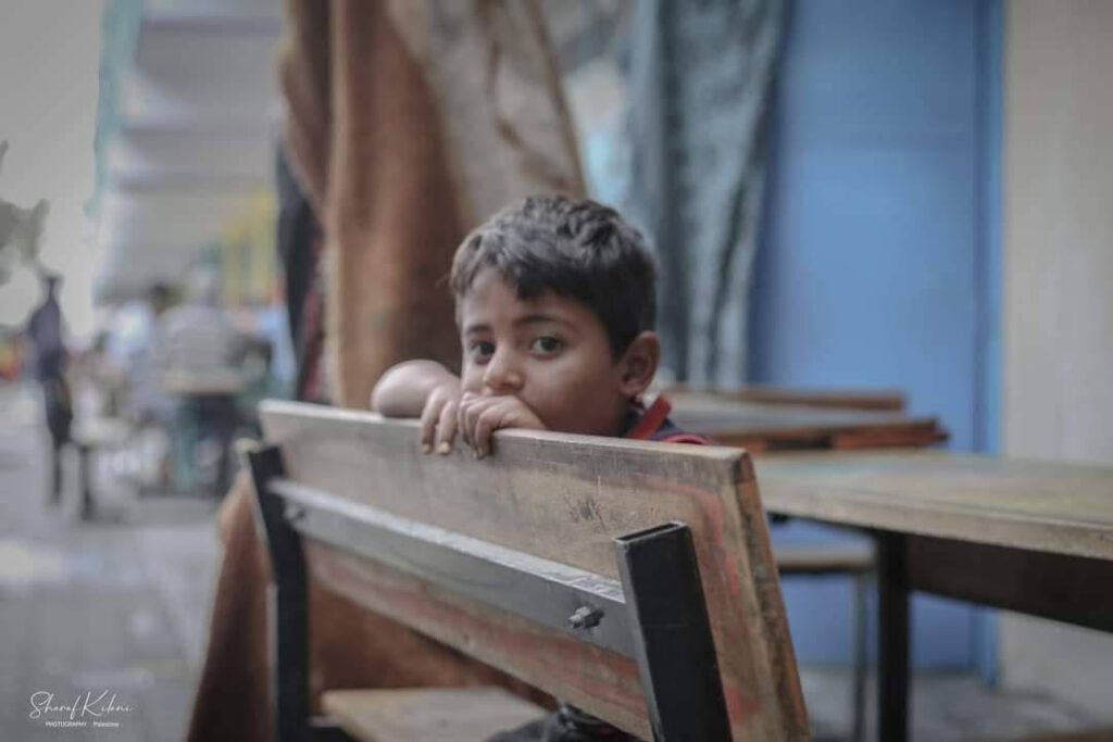 طفل في أحد مراكز الايواء في غزة (بعدسة شرف كيلاني)