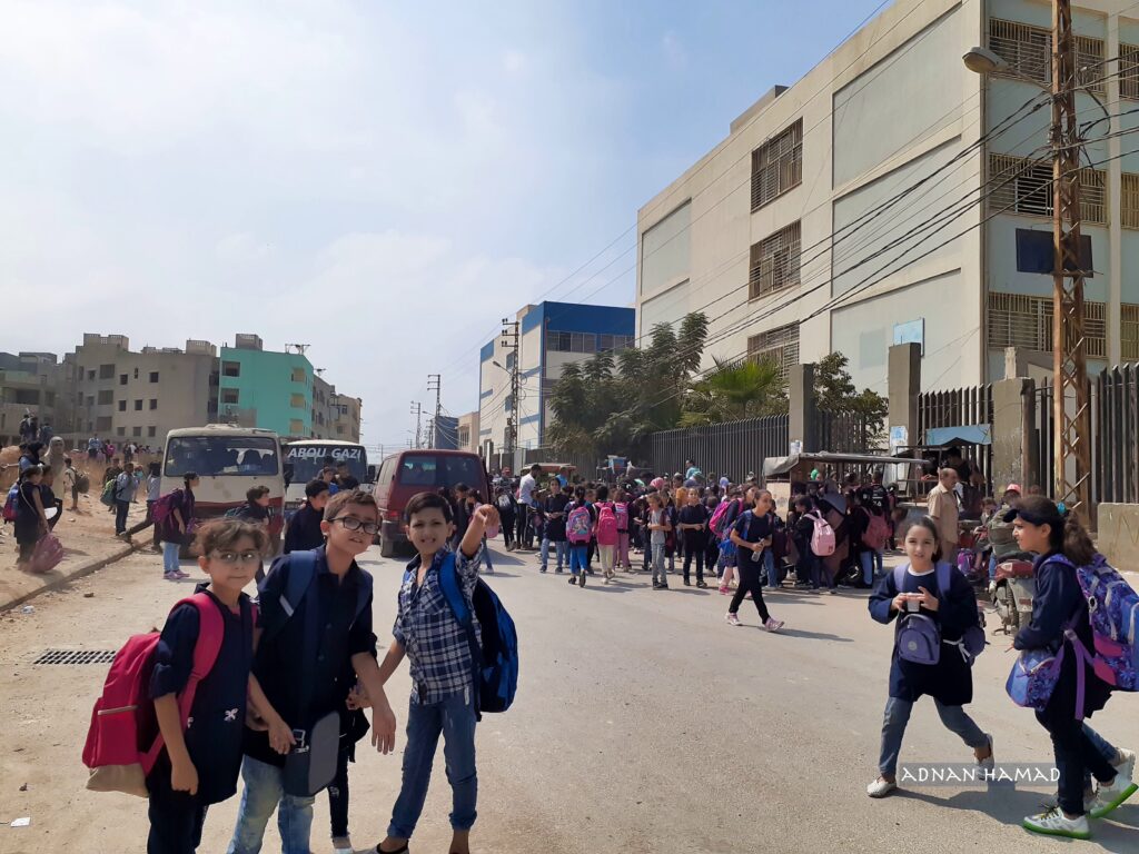 طلاب أثناء خروجهم من المدرسة في مخيم نهر البارد للاجئين الفلسطينيين في طرابلس، شمال لبنان (بعدسة عدنان الحمد)