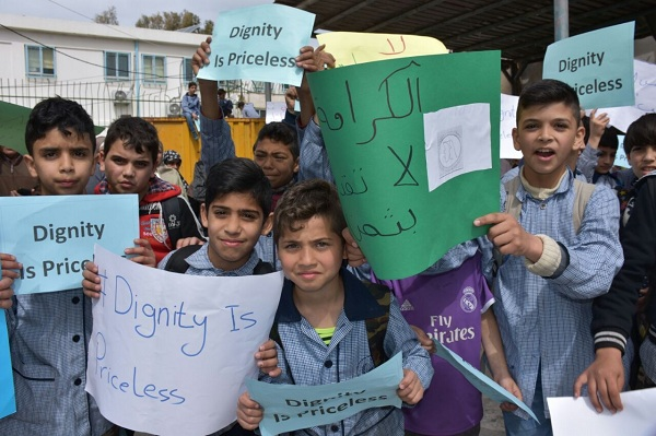 أطفال يعتصمون تأييداً للأونروا في مخيم الرشيدية، في مدينة صور، جنوب لبنان (بعدسة محمد فيصل محمود).