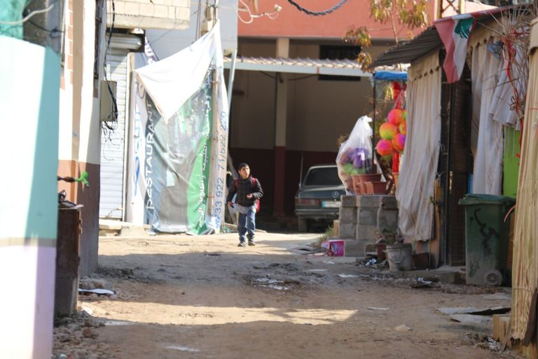 أحد أزقة مخيم الرشيدية البسيطة في منطقة صور جنوب لبنان بعدسة (رانية سعد الله).