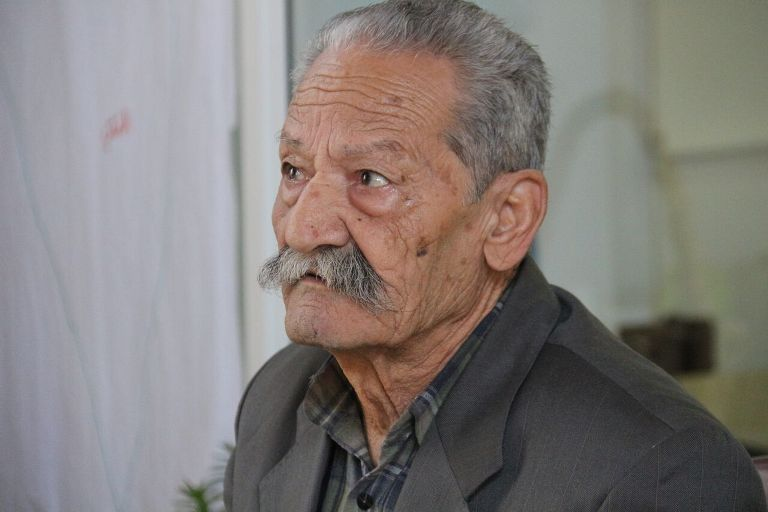 مُسن من مخيم الرشيدية في منطقة صور جنوب لبنان، يبدو وهو في حالة تأمل وتفكير عميق (بعدسة رانية سعد الله).