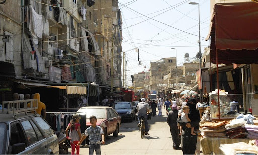 البص يواجه ظلام أزقته بالطاقة الشمسية