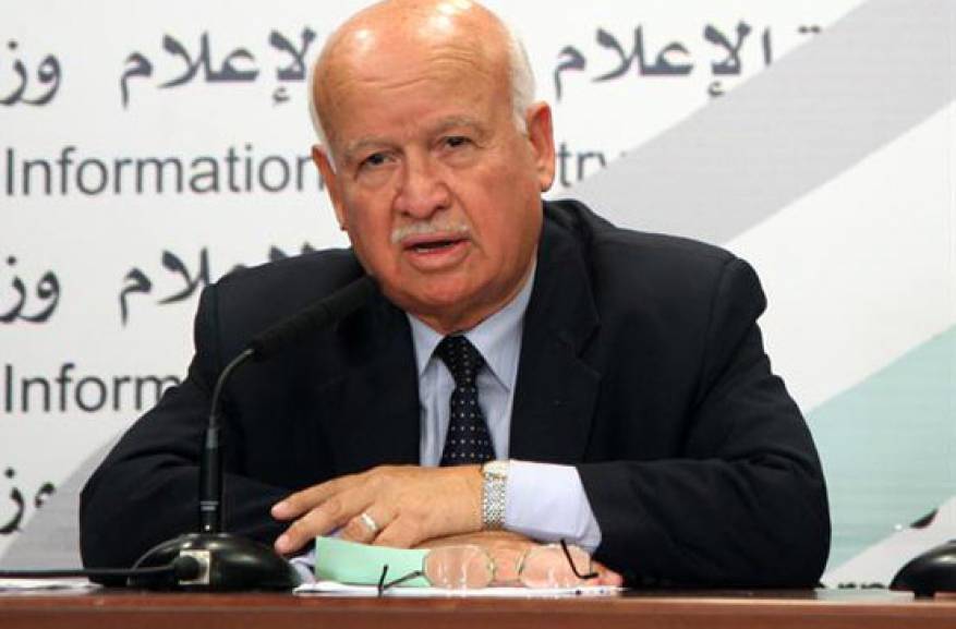 الآغا ينتقد تقصير السلطة والمنظمة باللاجئين