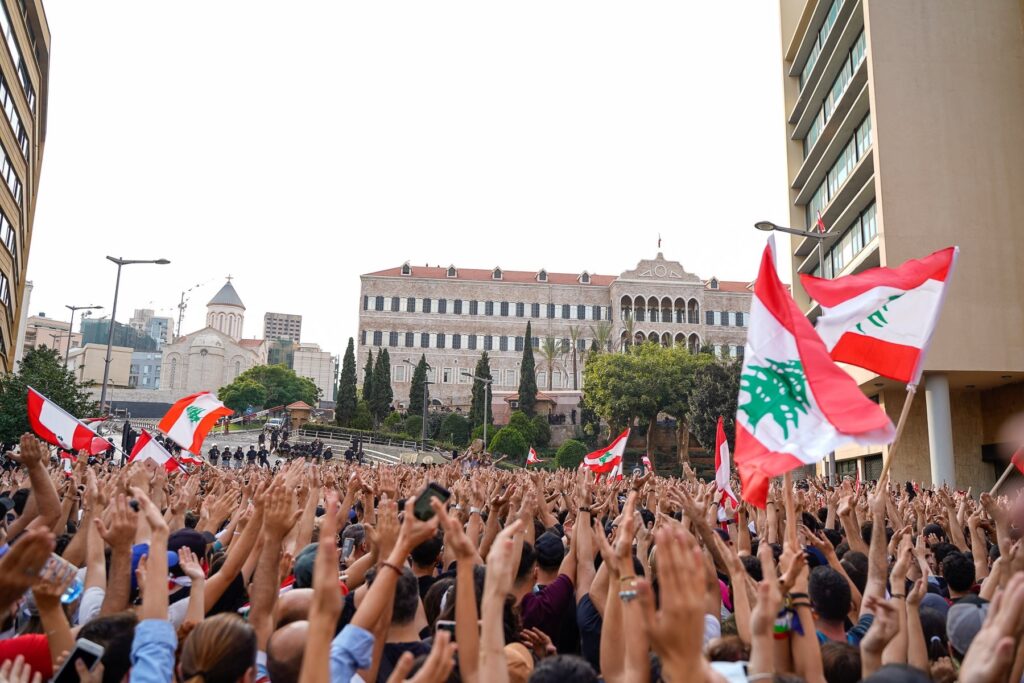 القيادة الفلسطينية تحيد اللاجئين عن الحراك اللبناني
