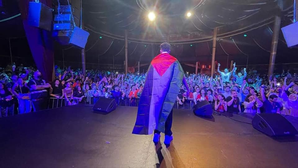 ويجز يتوشح بالعلم الفلسطيني في باريس