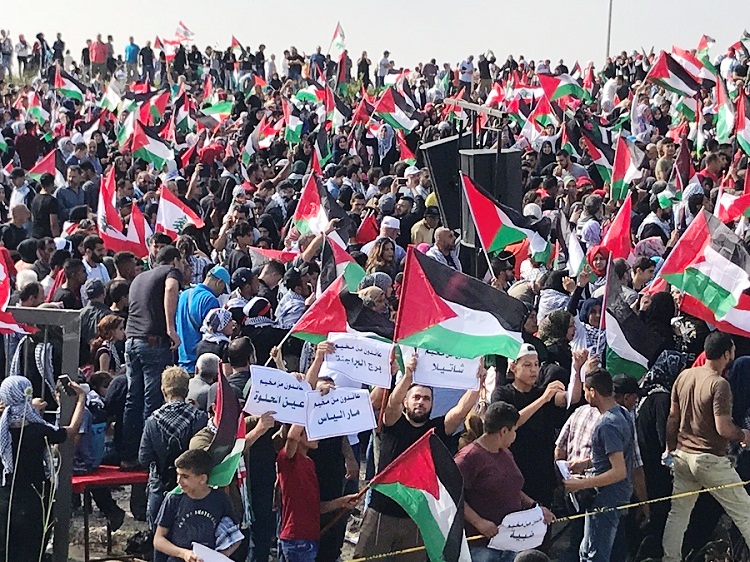 “عائدون من مخيم عين الحلوة، مخيم مار الياس، مخيم برج البراجنة، مخيم شاتيلا، مخيم ضبيه” لافتات رفعها مجموعة من الشباب الفلسطينيين خلال مشاركتهم بمسيرة العودة الكبرى في قلعة شقيف جنوب لبنان في ذكرى النكبة (بعدسة لميس ياسين)