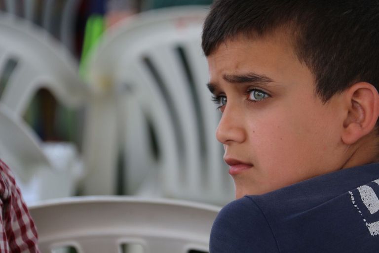 طفل من مخيم الرشيدية في منطقة صور جنوب لبنان تلمع عيناه وهو ينظر الى الأفق البعيد (بعدسة رانية سعد الله)