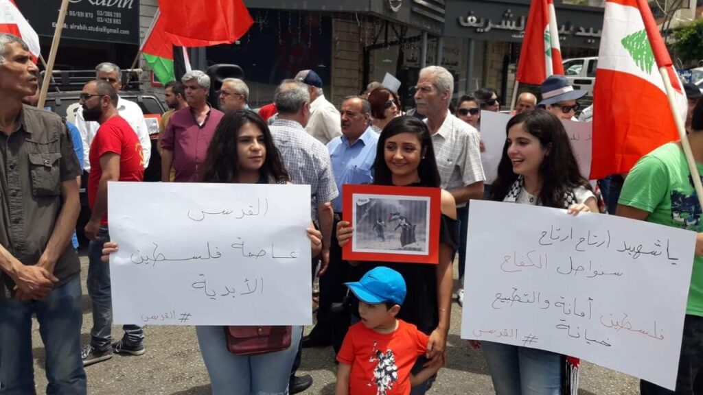 وقفة للشيوعي في حلبا وإضاءة الشموع أمام نصب سكاف