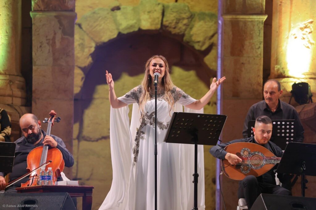 أبو آمنة تبكي المصري