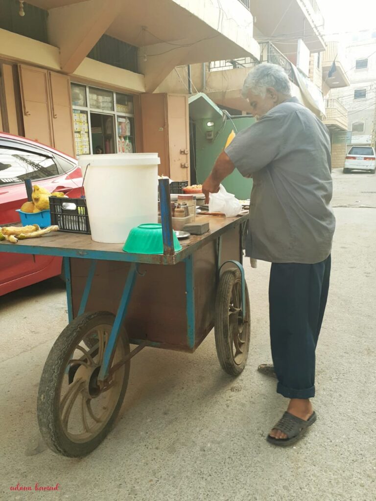 بائع “العرانيس والترمس” يجول بعربته من أجل قوته اليومي شوارع مخيم نهر البارد للاجئين الفلسطينيين في طرابلس، شمال لبنان (بعدسة عدنان الحمد)