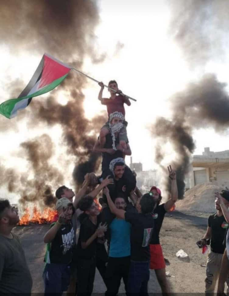 تمثال الحرية الفلسطيني.. الصورة لشباب في مخيم نهر البارد للاجئين الفلسطينيين خلال الحراك الذي يعم كافة المخيمات في لبنان احتجاجا على اجراءات وزراة العمل بحق العمال الفلسطينيين (بعدسة عدنان الحمد)