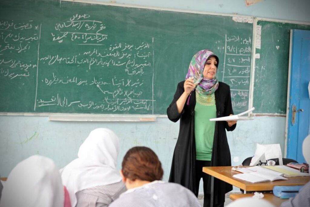 الأونروا تعلن الحرب على موظفيها بتجميد علاواتهم