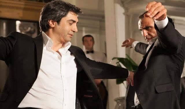 علم دار يتعلم الدبكة الفلسطينية