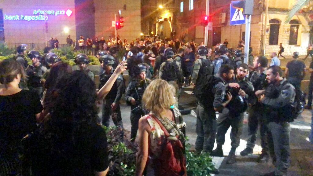 عدالة يكشف تفاصيل الإعتداء على تظاهرة حيفا