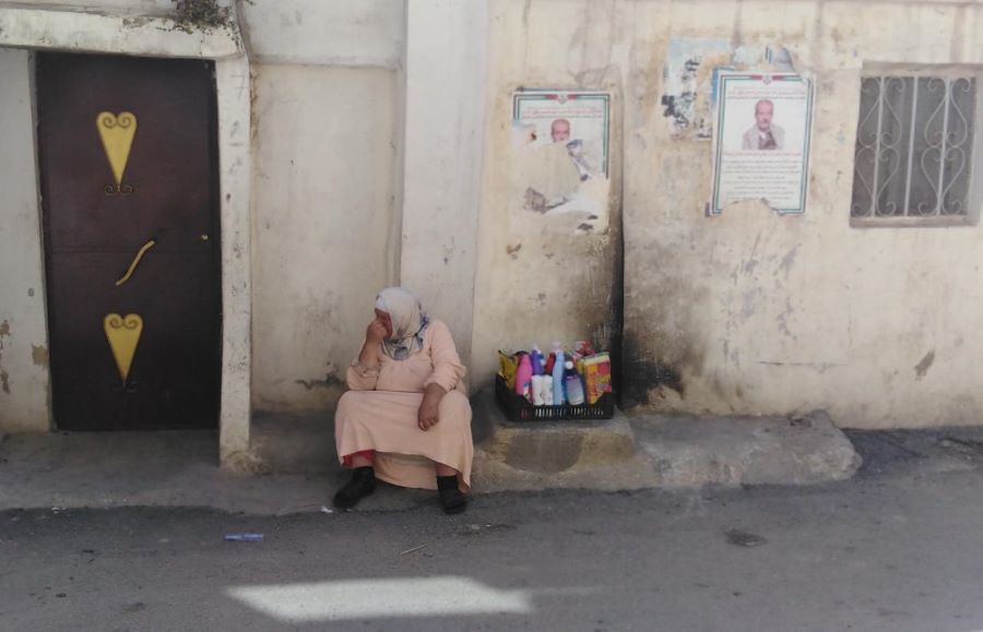 “استراحة المحارب” سيدة من مخيم الجليل في بعلبك في البقاع اللبناني (بعدسة بسام جميل)