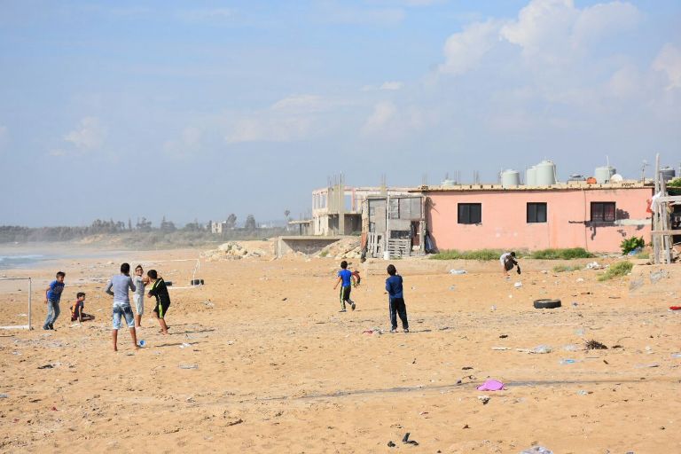 أطفال يلعبون على شاطئ جلّ البحر في صور جنوب لبنان (بعدسة محمد فيصل محمود).