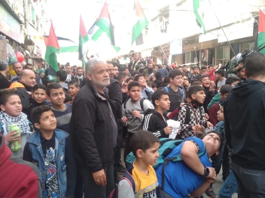 إحجاجات واسعة بين فلسطينيي لبنان على وقف رياض مصطفى عن العمل