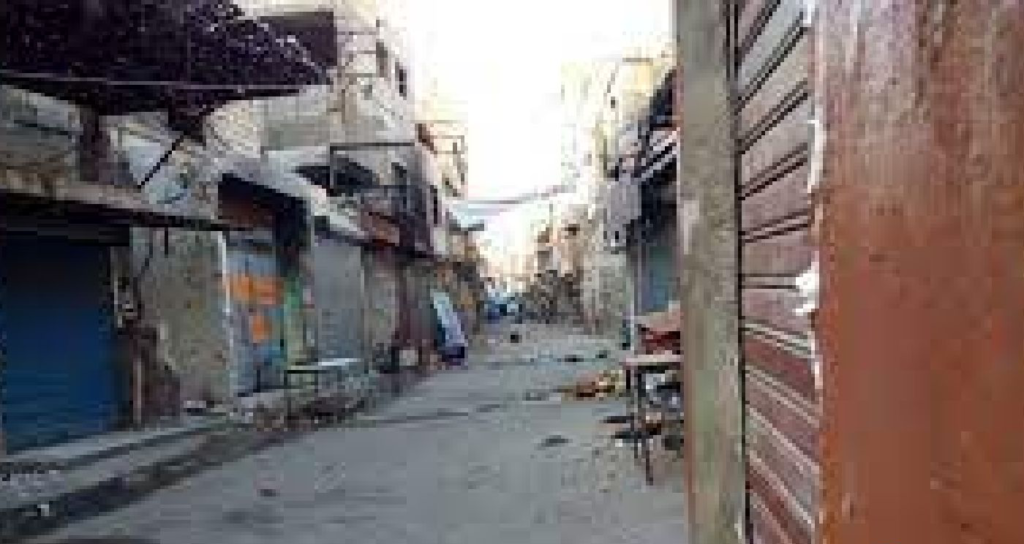 شاهد تطالب بتفعيل القوة الأمنية في عين الحلوة