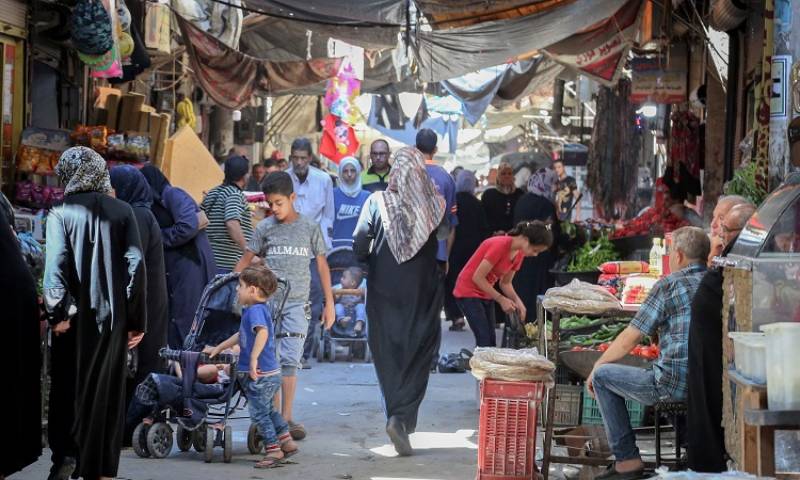 ظلال ثقيلة للأزمة الإقتصادية على رمضان المخيمات