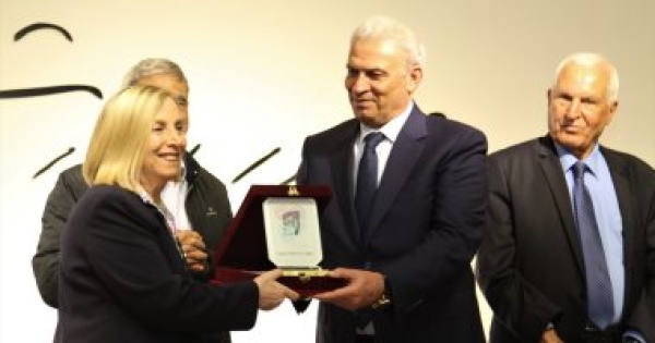 فوز خليفة بجائزة محمود درويش